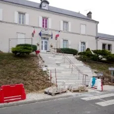 Restauration en cours des marches en pierres de la Mairie d'Alloue