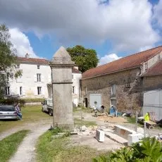 Préparation d'un mur d'enceinte à côté d'un pilier