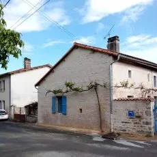 Rejointoiement d'un mur de maison - Prise de vue à partir de la rue