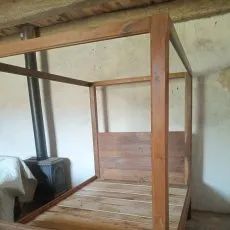 Lit baldaquin en bois