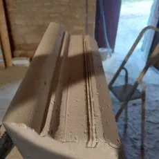 Tête de pilier de profil en cours de taille