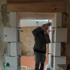 Encadrement de porte en plaquage pierre blanche
