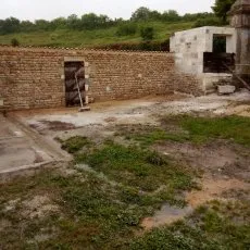 Mur en moellons avec mur d'enceinte en pierre de taille