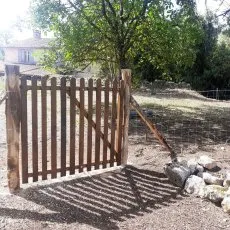 Clôture en grillage noué avec piquet de châtaignier et réalisation d'une barrière de passage