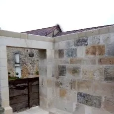 Mur d'enceinte en pierres de taille et encadrement d'ouverture pour portillon
