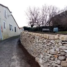 mur en pierres sèches