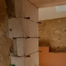 Encadrement de porte en plaquage pierre blanche