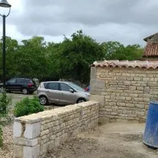 Mur de clôture en moellons