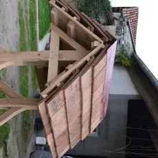 Petite couvertine décorative posée sur un puits