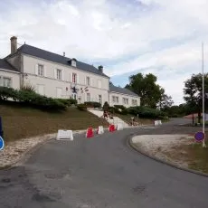 Restauration en cours des marches en pierres de la Mairie d'Alloue