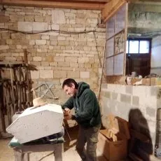Ouvrier taillant une tête de pilier