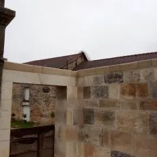 Mur d'enceinte en pierres de taille et encadrement d'ouverture pour portillon