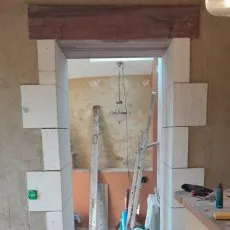 Encadrement de porte en plaquage pierre blanche