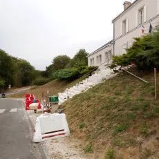Restauration en cours des marches en pierres de la Mairie d'Alloue