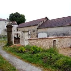 Mur en moellons et ouverture en pierre de taille d'un portillon