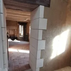 Encadrement de porte en plaquage pierre blanche