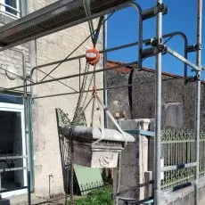 Montage de tête de pilier en pierre de taille