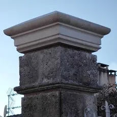 Tête de pilier en taille de pierre posée
