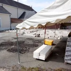 Stockage des marches en pierres de la Mairie d'Alloue
