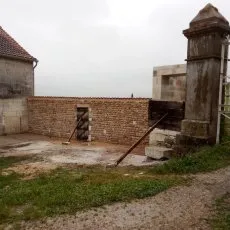 Mur en moellons avec ouverture de porte