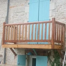 Balcon en bois pour porte fenêtre montée sur façade