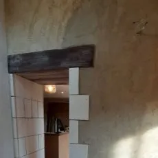 Encadrement de porte en plaquage pierre blanche