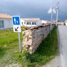 Réparation en cours d'un chaînage de bout de mur 