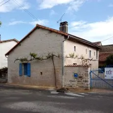 Rejointoiement d'un mur de maison - Prise de vue à partir de la rue