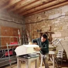 Ouvrier taillant une tête de pilier