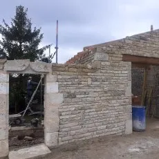 Construction d'un appentis en moellons