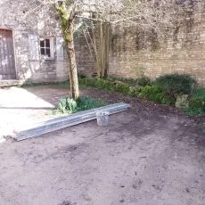 Cour en préparation de gravillonnage