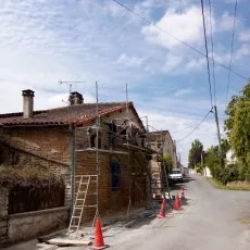 Rejointoiement d'un mur de maison en cours - Mise en place d'un échafaudage
