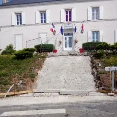 Dépose des marches en pierre de la Mairie d'Alloue