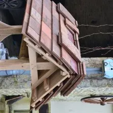 Petite couvertine décorative posée sur un puits