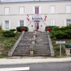 Marches de la Mairie d'Alloue non restaurées - vue de face