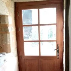 Porte extérieure en bois vue de l'intérieur