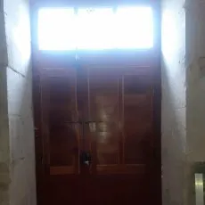 Porte en bois de nos ateliers avec puits de lumière au dessus 