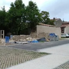 Restauration en cours d'un mur de clôture en moellons
