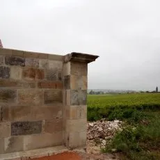 Mur d'enceinte en pierre de taille