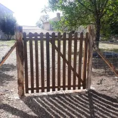 Clôture en grillage noué avec piquet de châtaignier et réalisation d'une barrière de passage