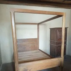 Lit baldaquin en bois