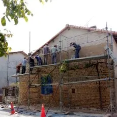 Rejointoiement d'un mur de maison en cours - Mise en place d'un échafaudage