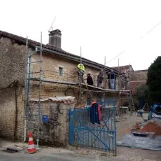 Rejointoiement d'un mur de maison en cours - Mise en place d'un échafaudage