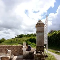 Ouvrier en cours de réalisation d'un mur d'enceinte en pierre de taille