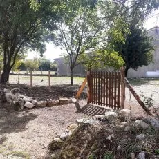 Clôture en grillage noué avec piquet de châtaignier et réalisation d'une barrière de passage