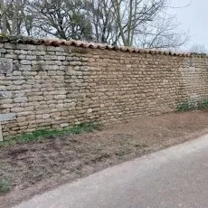 Mur en moellons restauré