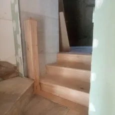 Trois marches en bois