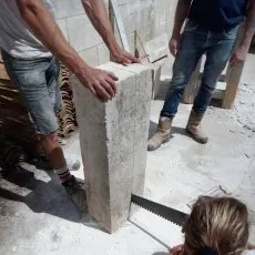 Découpe de pierre de taille effectuée par des ouvriers