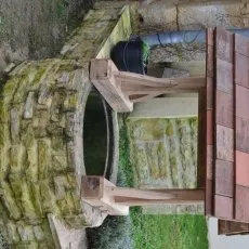 Petite couvertine décorative posée sur un puits