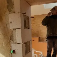 Encadrement de porte en plaquage pierre blanche